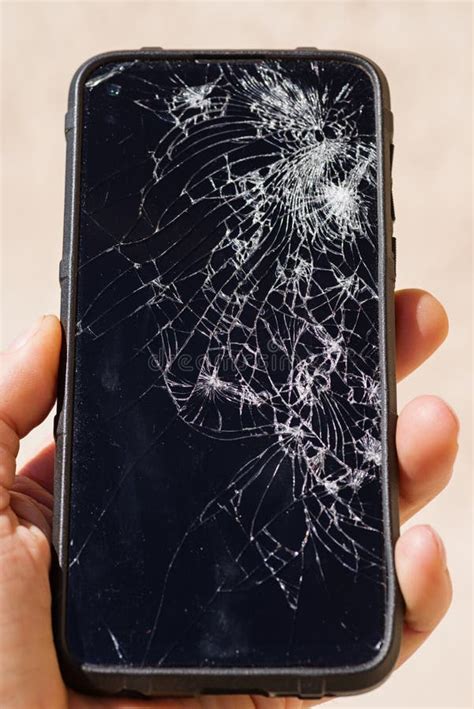 Connectedness in the Digital Age: How a Dream About a Shattered Smartphone Display Reflects Our Relationship with Technology