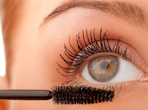 Considering Your Eye Shape: Which Mascara Wand Is Best for You?