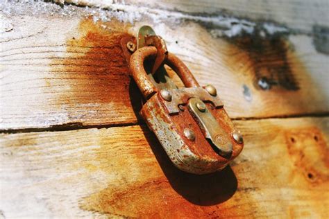 Decoding the Symbolic Meaning of a Padlock in Psychological Dream Analysis
