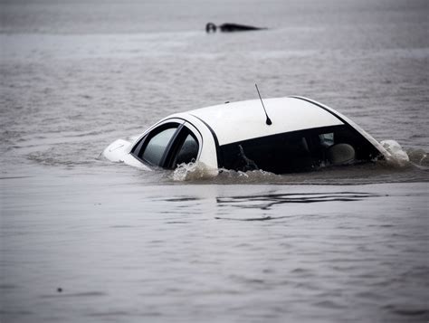 Drowning Cars: Unveiling the Symbolism and Significance in Dream Interpretation
