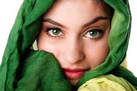 Enhancing Your Emerald Eyes: Tips for Accentuating Your Gorgeous Green Gaze
