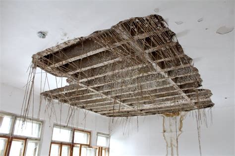 Examining the Connection Between Dreams of a Crumbling Ceiling and the Sense of Entrapment
