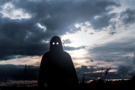 Exploring Fear and Anxiety: Mysterious Figures in the Realm of Dreams