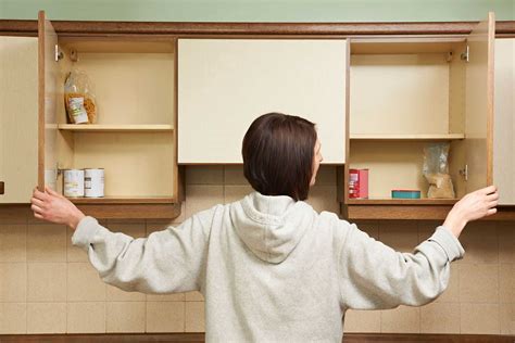 Exploring the Connection Between Dreams Depicting Empty Cupboards and Anxiety