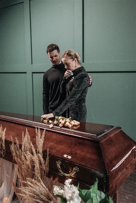 Exploring the Emotional Connections Linked to Coffins in Dreams