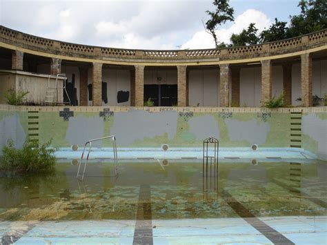 Exploring the Solitude of an Abandoned Pool in Reveries