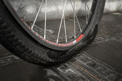Practical Tips: Understanding and Utilizing Dreams Involving Bicycles with Deflated Wheels