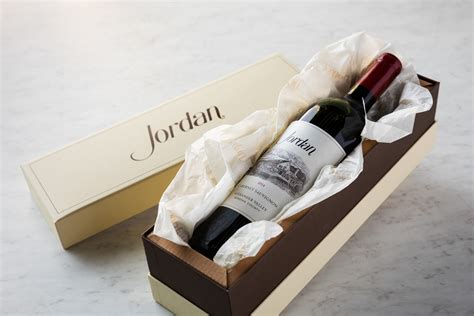 The Art of Presenting Wine: A Masterpiece in Gift-giving