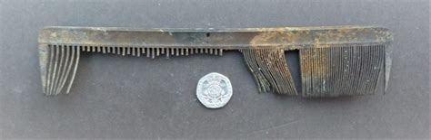 The Broken Comb as a Symbol