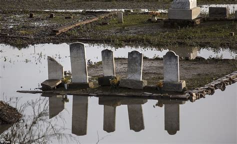 Uncovering the Veiled Messages in an Inundated Graveyard