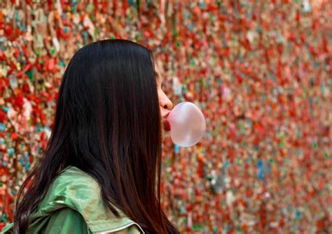 Understanding the Impact of Chewing Gum Visions on the Expression of One's Authentic Self